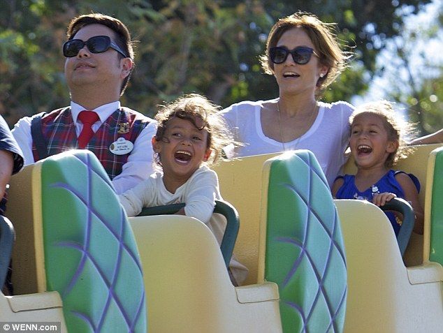 Τζένιφερ Λόπεζ: Μαγικές στιγμές με τα δίδυμά της στη Ντίσνεϊλαντ!