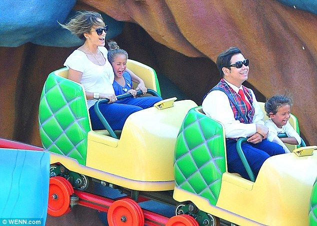 Τζένιφερ Λόπεζ: Μαγικές στιγμές με τα δίδυμά της στη Ντίσνεϊλαντ!