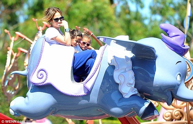 Τζένιφερ Λόπεζ: Μαγικές στιγμές με τα δίδυμά της στη Ντίσνεϊλαντ!