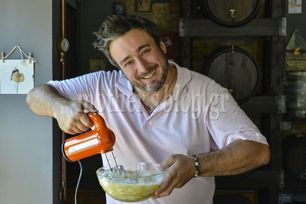 Συνταγή για φανταστικό κέικ με γιαούρτι, τσάι και πορτοκάλι, από τον Γιώργο Γεράρδο