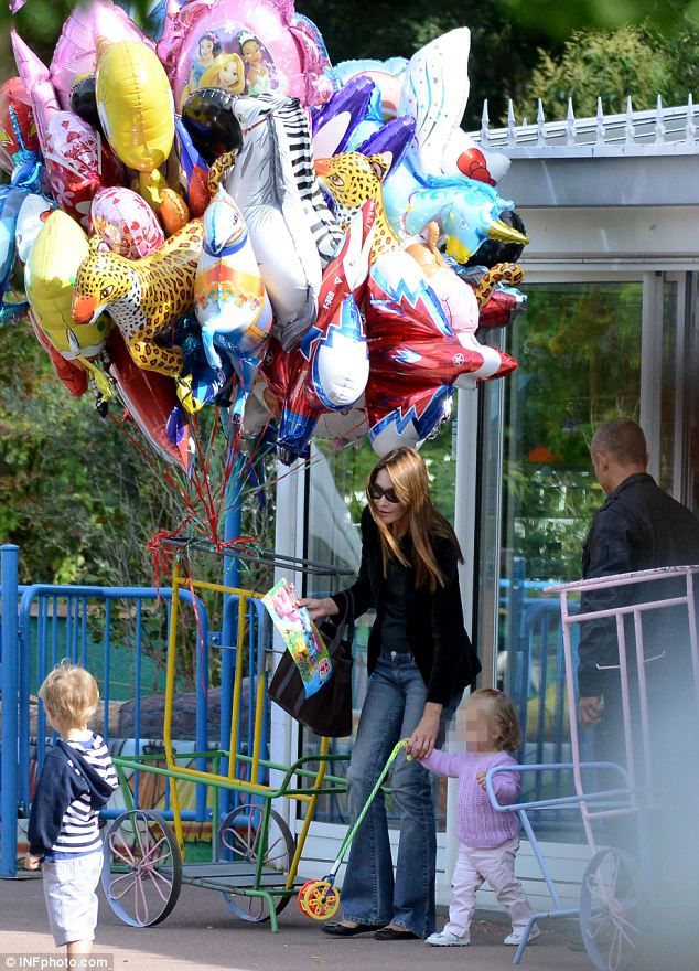 Κάρλα Μπρούνι: Η άλλοτε πρώτη κυρία της Γαλλίας με την κόρη της σε ζωολογικό κήπο (φωτογραφίες)