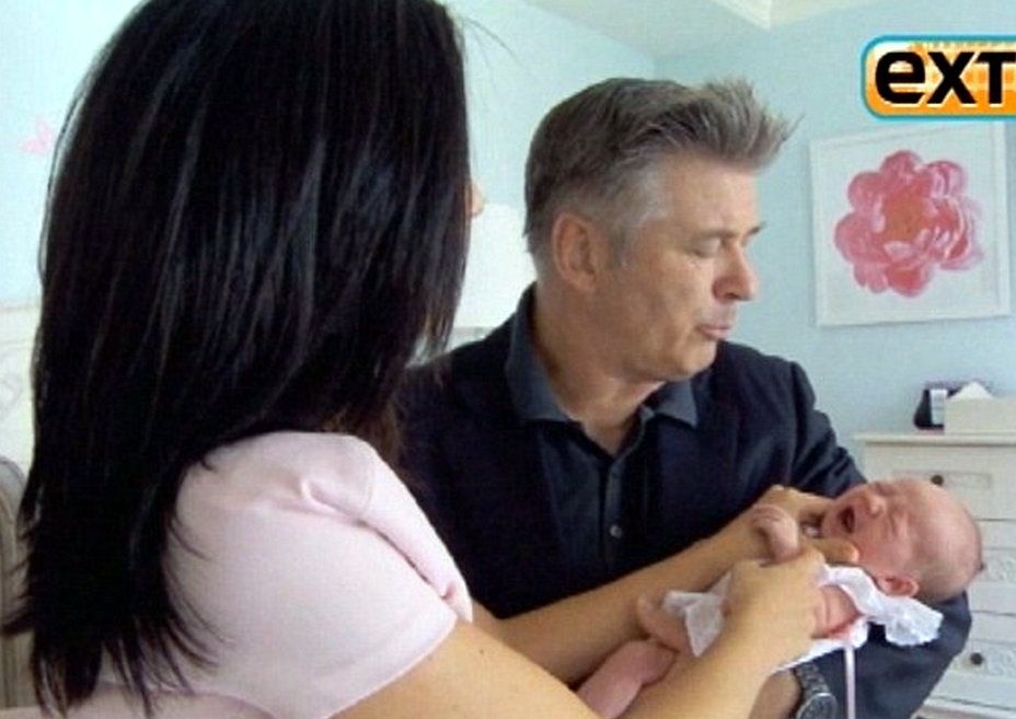 Πρώτη επίσημη εμφάνιση της νεογέννητης κόρης του Άλεκ Μπόλντουιν! (φωτογραφίες)