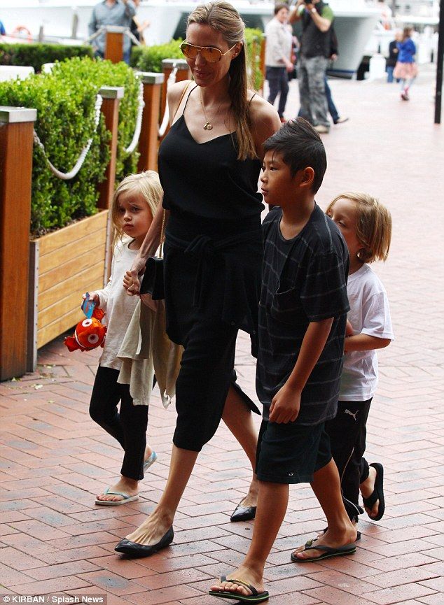 Το νέο τατουάζ της Αντζελίνα Τζολί και η βόλτα με τα παιδιά της