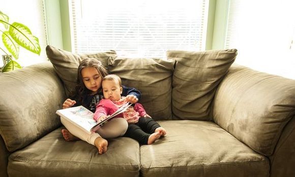 Έδωσε το έμβρυο της σε οικογένεια που δεν μπορούσε να κάνει παιδί και τώρα μεγαλώνουν τα παιδιά τους μαζί σαν αδέλφια