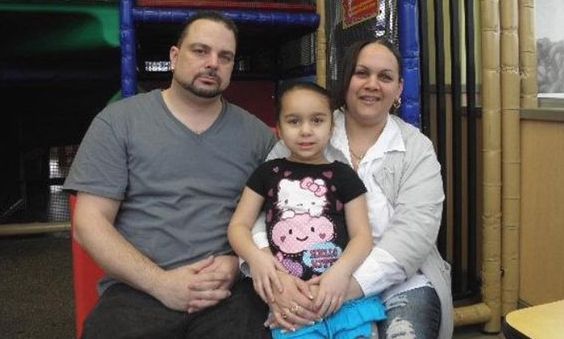 Έδωσε το έμβρυο της σε οικογένεια που δεν μπορούσε να κάνει παιδί και τώρα μεγαλώνουν τα παιδιά τους μαζί σαν αδέλφια