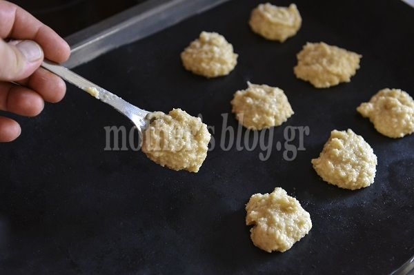 Συνταγή για απίθανα μπισκότα λευκής σοκολάτας με καρύδα από τον Γιώργο Γεράρδο