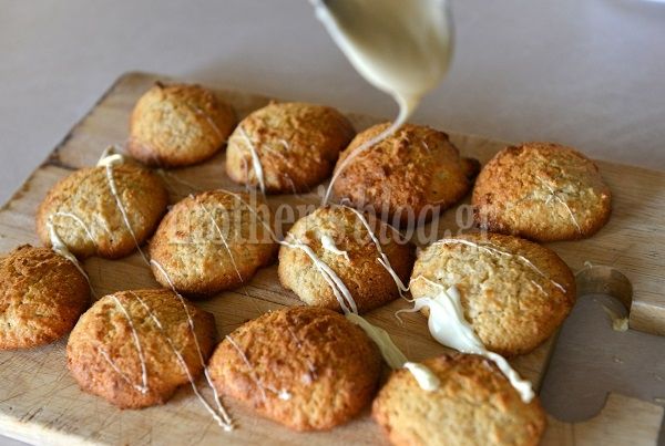 Συνταγή για απίθανα μπισκότα λευκής σοκολάτας με καρύδα από τον Γιώργο Γεράρδο