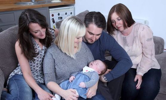 Ένα μωρό με τρεις μαμάδες!