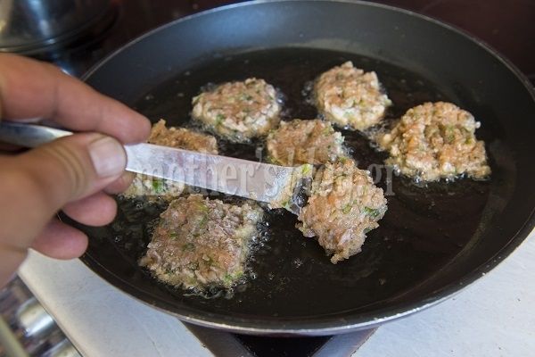 Πεντανόστιμοι ψαροκεφτέδες σολομού με σάλτσα φρέσκιας ντομάτας από τον Γιώργο Γεράρδο