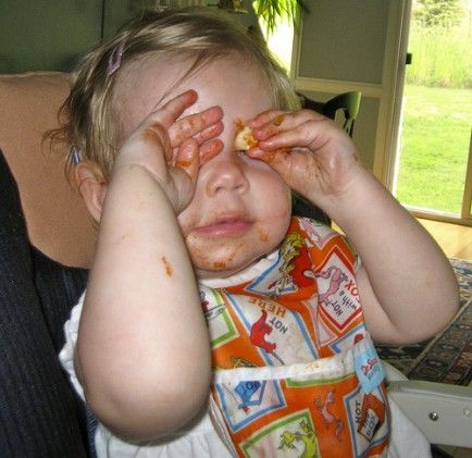 15 φωτογραφίες με μωρά που τους αρέσει να... «λούζονται» το φαγητό τους!