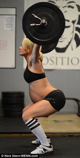 Έγκυος αρσιβαρίστρια προκαλεί πανικό στο Facebook με τις φωτογραφίες της!