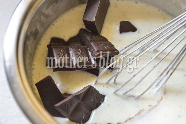 Συνταγή για απολαυστική, ζεστή κρέμα σοκολάτας με τραγανό μπισκότο φυστικιού από τον Γιώργο Γεράρδο