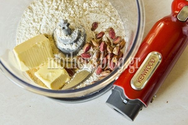 Συνταγή για απολαυστική, ζεστή κρέμα σοκολάτας με τραγανό μπισκότο φυστικιού από τον Γιώργο Γεράρδο