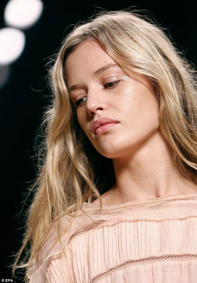 Κόρη θρύλου της μουσικής στα μεγαλύτερα σαλόνια μόδας στο Παρίσι! Την αναγνωρίζετε;