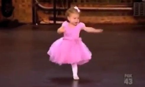 Η μαμά περνούσε από οντισιόν αλλά την παράσταση έκλεψε η δίχρονη κόρη της! (βίντεο)