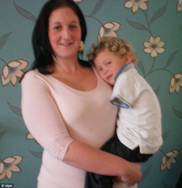 Αγοράκι που έχασε το χέρι του από ατύχημα σε πλυντήριο ρούχων, πάει πρώτη φορά σχολείο