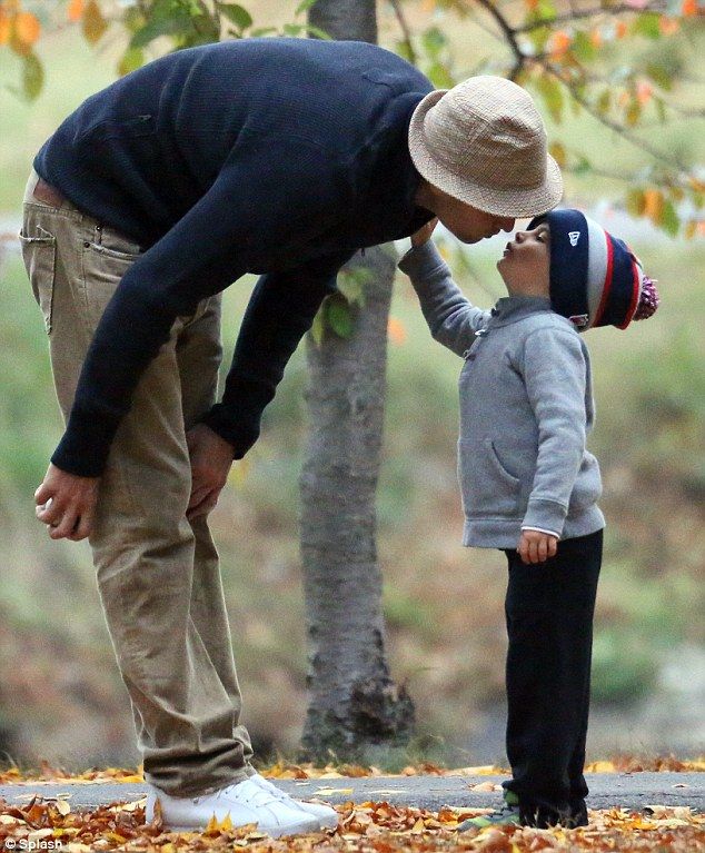 Ζιζέλ: Φθινοπωρινή βόλτα με την οικογένειά της στο πάρκο! (φωτογραφίες)