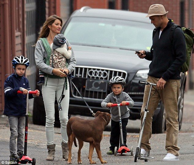 Ζιζέλ: Φθινοπωρινή βόλτα με την οικογένειά της στο πάρκο! (φωτογραφίες)