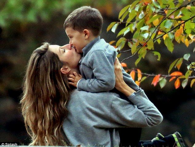 Ζιζέλ: Φθινοπωρινή βόλτα με την οικογένειά της στο πάρκο! (φωτογραφίες)