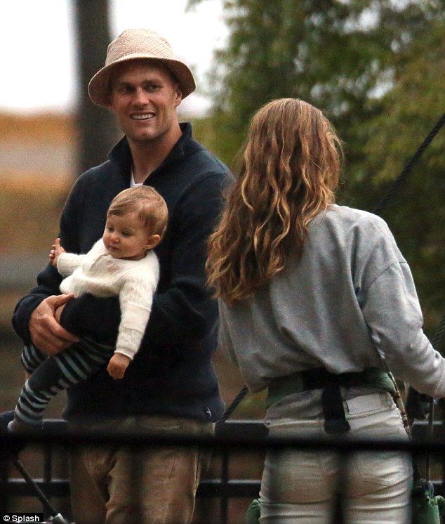 Ζιζέλ: Φθινοπωρινή βόλτα με την οικογένειά της στο πάρκο! (φωτογραφίες)