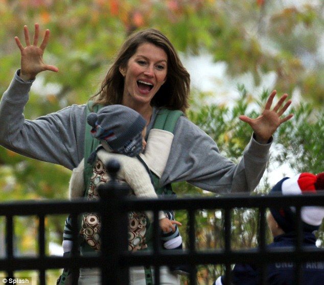 Ζιζέλ: Φθινοπωρινή βόλτα με την οικογένειά της στο πάρκο! (φωτογραφίες)