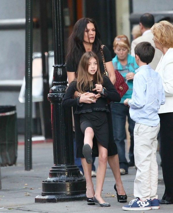 Κάθριν Ζέτα Τζόουνς: Σε σπάνια έξοδο με τα παιδιά της! (φωτογραφίες)