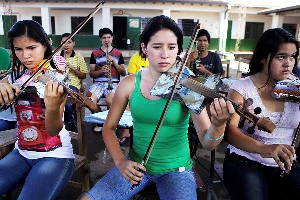 Οταν τα παιδιά της χωματερής έφτιαξαν την «Ορχήστρα της Ανακύκλωσης» (βίντεο)