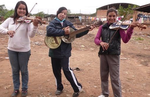 Οταν τα παιδιά της χωματερής έφτιαξαν την «Ορχήστρα της Ανακύκλωσης» (βίντεο)