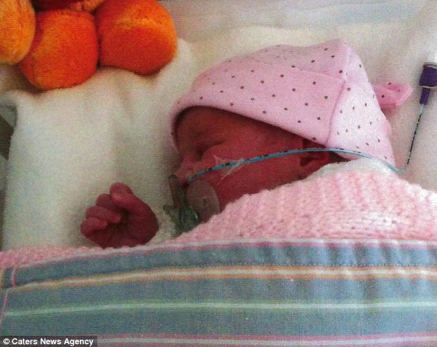 Επαναφέρουν το μωρό τους στη ζωή πέντε φορές τη μέρα επειδή σταματά να αναπνέει!