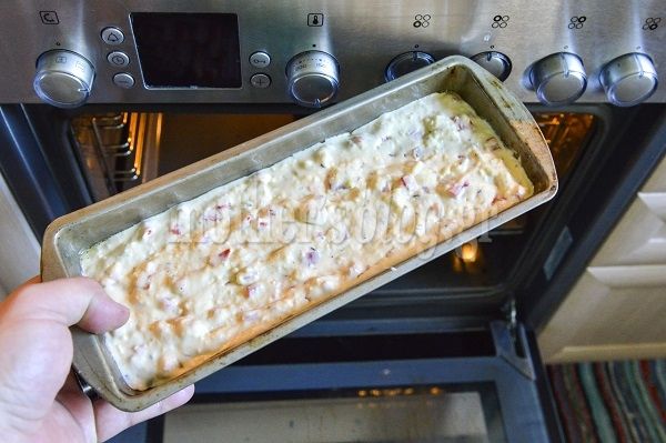 Συνταγή για πεντανόστιμο αλμυρό κέικ με μπέικον, μυζήθρα και κόκκινη πιπεριά από τον Γιώργο Γεράρδο