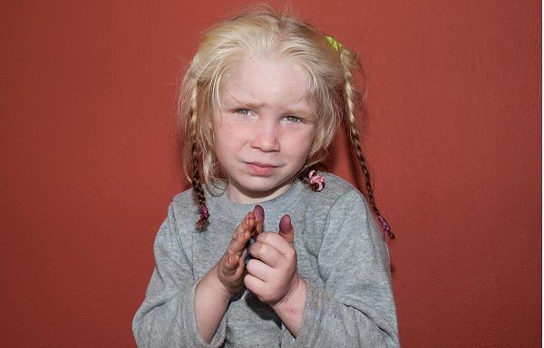 Αυτό είναι το κοριτσάκι που βρέθηκε σε καταυλισμό Ρομά στα Φάρσαλα (φωτογραφίες)