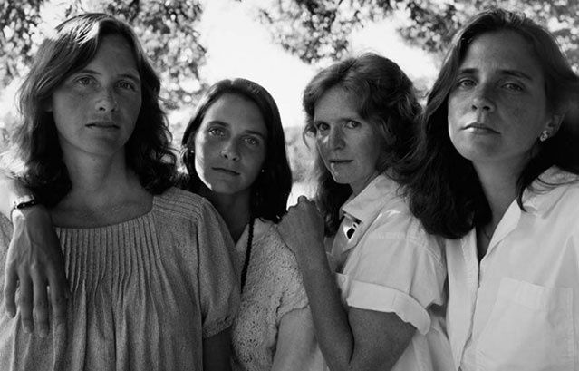 Τέσσερις αδερφές, 38 χρόνια φωτογραφίες και μια σχέση που κρατάει μια ζωή (εικόνες)