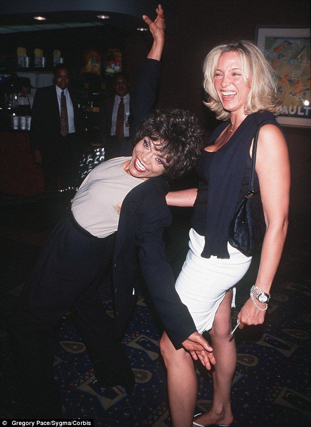 Η διάσημη τραγουδίστρια που έφυγε από τη ζωή χωρίς να μάθει ποτέ ποιος είναι ο πραγματικός της πατέρας