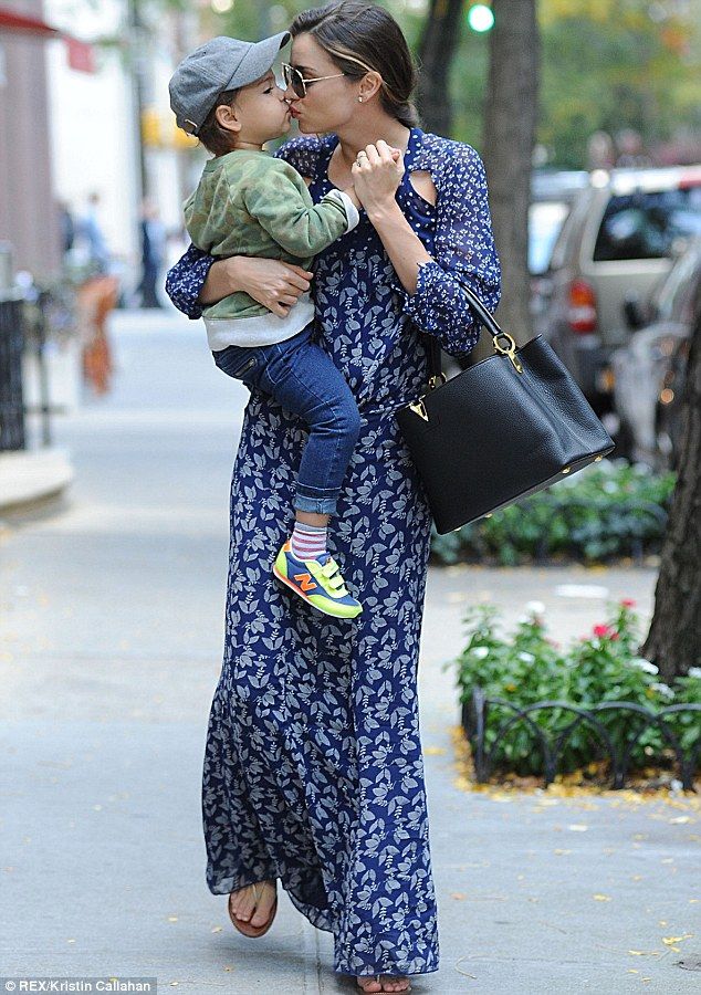 Το τρυφερό φιλί της Μιράντα Κερ στον γιο της!