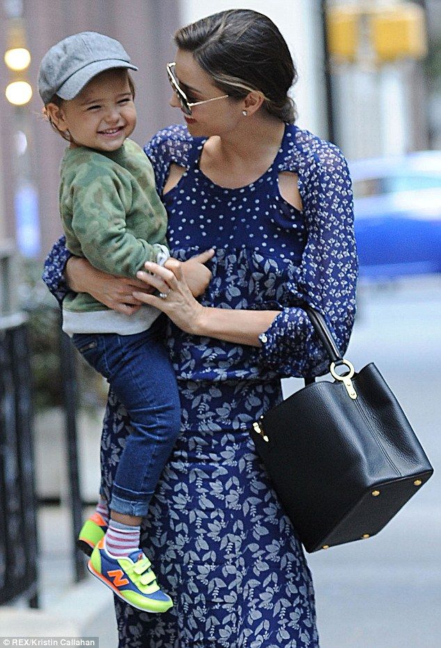 Το τρυφερό φιλί της Μιράντα Κερ στον γιο της!