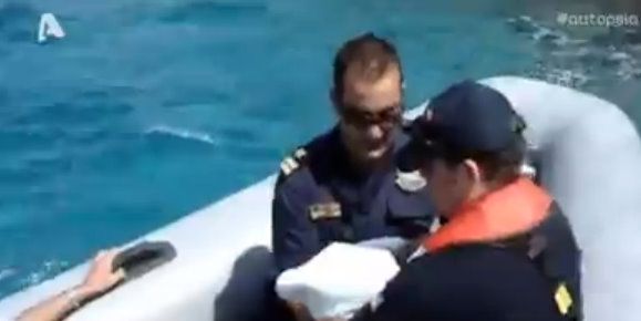 Οταν ακόμα και οι λιμενικοί λυγίζουν μπροστά στα παιδιά - θύματα λαθρομετανάστευσης. Ενα συγκλονιστικό βίντεο