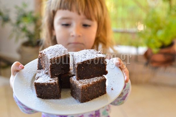 Ο Γιώργος Γεράρδος μας φτιάχνει σούπερ σοκολατένιο brownie με την κόρη του!