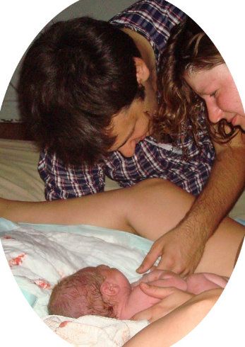 Η Κριστίνα και ο Ριτς μοιράζονται την ιστορία γέννησης του μωρού τους στο σπίτι!