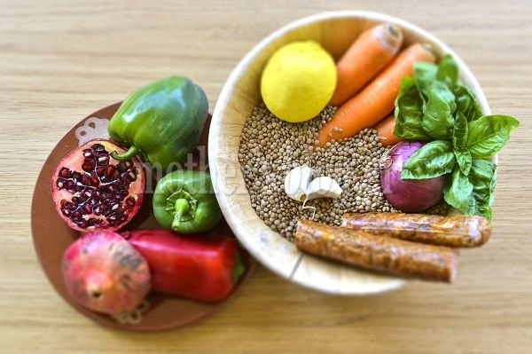 Φανταστική ζεστή σαλάτα με φακές, λαχανικά, λουκάνικο και ρόδι, από τον Γιώργο Γεράρδο