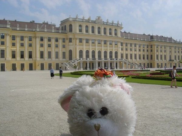 Κι όμως! Το είδαμε κι αυτό! Ταξιδιωτική εταιρεία στέλνει τα λούτρινα κουκλάκια... διακοπές!