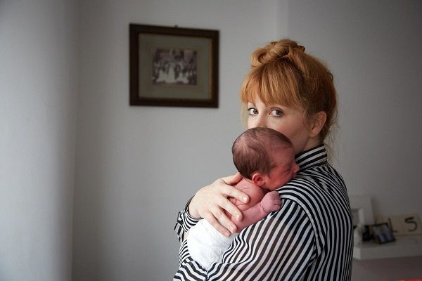 «H πρώτη αγκαλιά»! Ενα μοναδικό πρότζεκτ με μανούλες που κρατούν αγκαλιά τα νεογέννητα μωρά τους