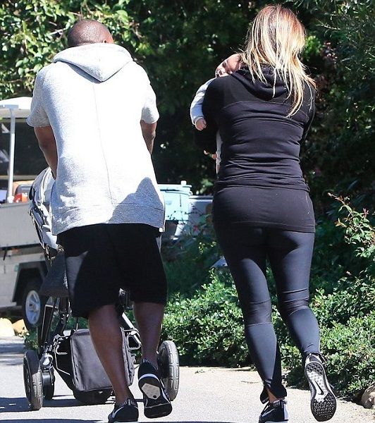 Οι πρώτες παπαράτσι φωτογραφίες της κόρης της Κιμ Καρντάσιαν