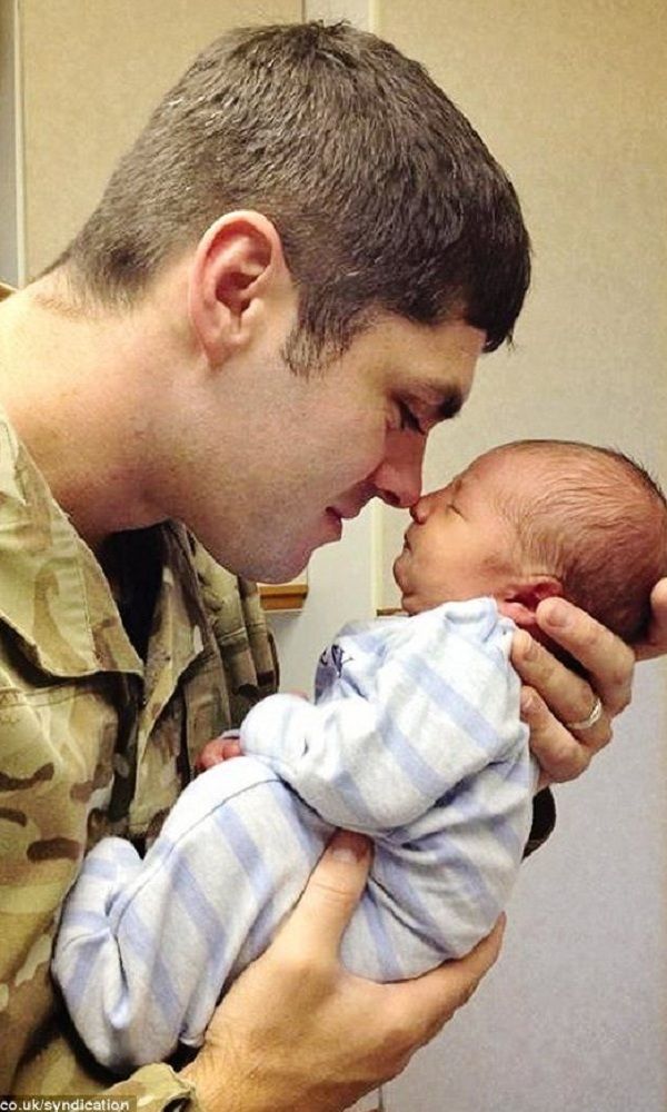 Το τρυφερό ημερολόγιο με μπαμπάδες και παιδιά που μας συγκινεί! Δείτε τις φωτογραφίες