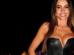 Ποια διάσημη σταρ είναι η νεαρή μητέρα της φωτογραφίας;