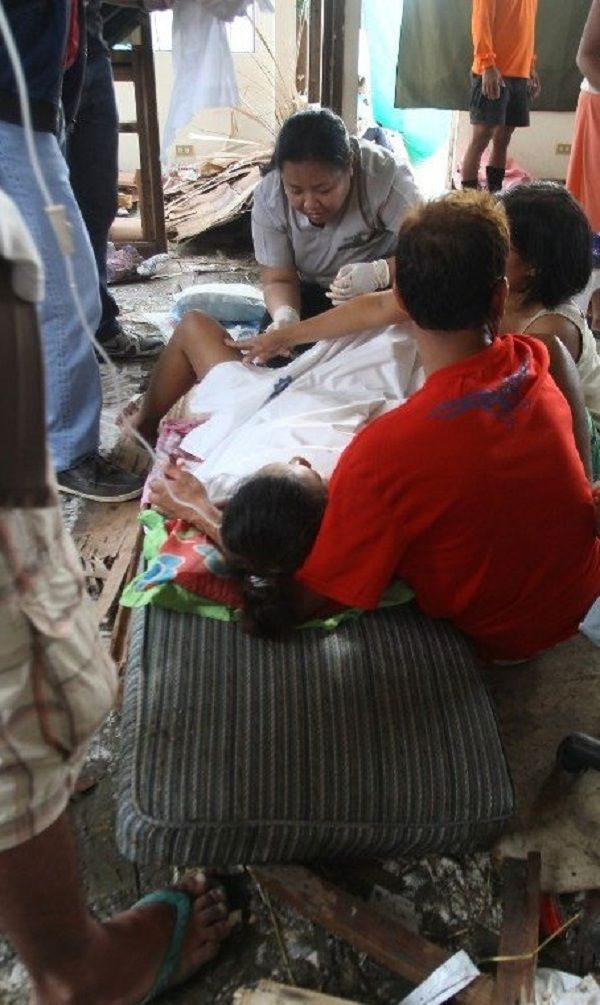 Βίντεο-ντοκουμέντο: Η στιγμή της γέννησης ενός μωρού μέσα στο χάος του Τυφώνα στις Φιλιππίνες!