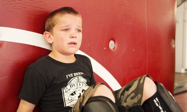 Πάλη παιδιών μέσα σε κλουβιά. Οι φωτογραφίες που συγκλονίζουν