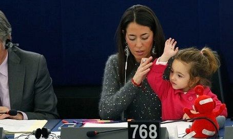 Από 44 ημερών στο Ευρωκοινοβούλιο. Σήμερα είναι 3 ετών και ψηφίζει! (φωτογραφίες)