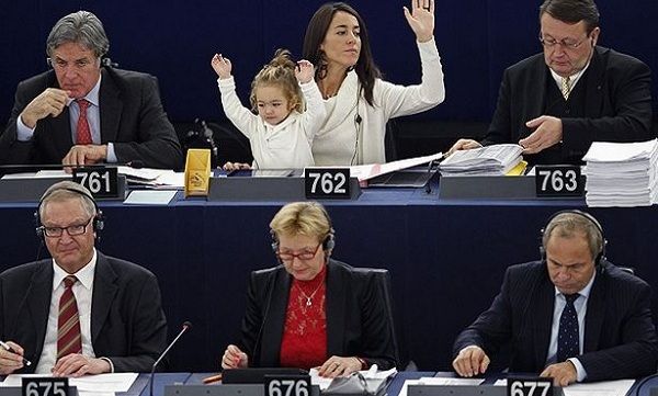 Από 44 ημερών στο Ευρωκοινοβούλιο. Σήμερα είναι 3 ετών και ψηφίζει! (φωτογραφίες)