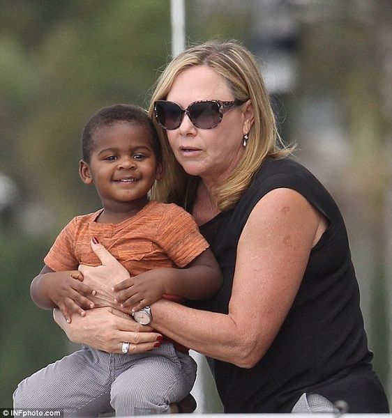 Ο υιοθετημένος γιος της Σαρλίζ Θέρον μεγάλωσε! Δείτε μαμά και γιο στους δρόμους του Σύδνεϋ! (φωτογραφίες)