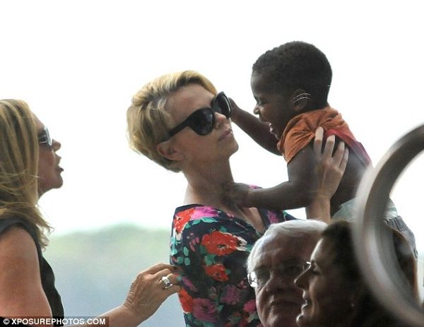 Ο υιοθετημένος γιος της Σαρλίζ Θέρον μεγάλωσε! Δείτε μαμά και γιο στους δρόμους του Σύδνεϋ! (φωτογραφίες)